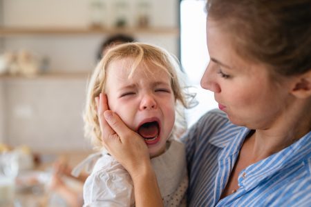3 επιστημονικά τεκμηριωμένοι τρόποι να αντιμετωπίσεις το tantrum του μικρού σου