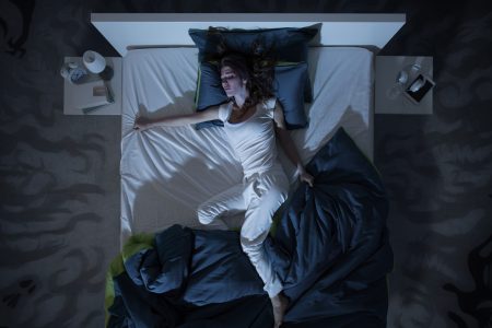 Γιατί τινάζεσαι ενώ σε παίρνει ο ύπνος;