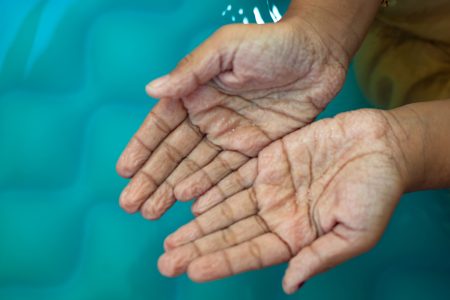 Γιατί ζαρώνουν τα δάχτυλά μας όταν τα έχουμε για ώρα στο νερό;