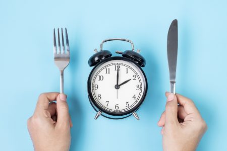 Τι είναι το «διατροφικό jet lag» και πώς μπορεί να επηρεάζει το βάρος σου