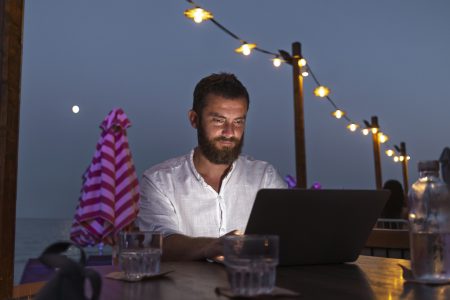 Πότε η εργασιομανία καταστρέφει την ευτυχία και τις σχέσεις σου;
