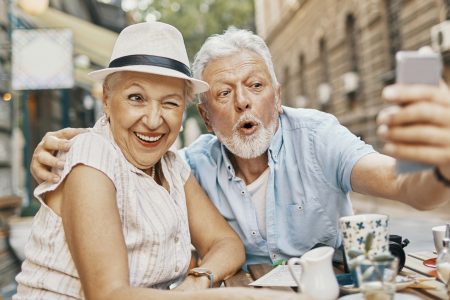 Η ζωή δεν τελειώνει στα 70: Οι digital seniors ξαναγράφουν την ιστορία του γήρατος