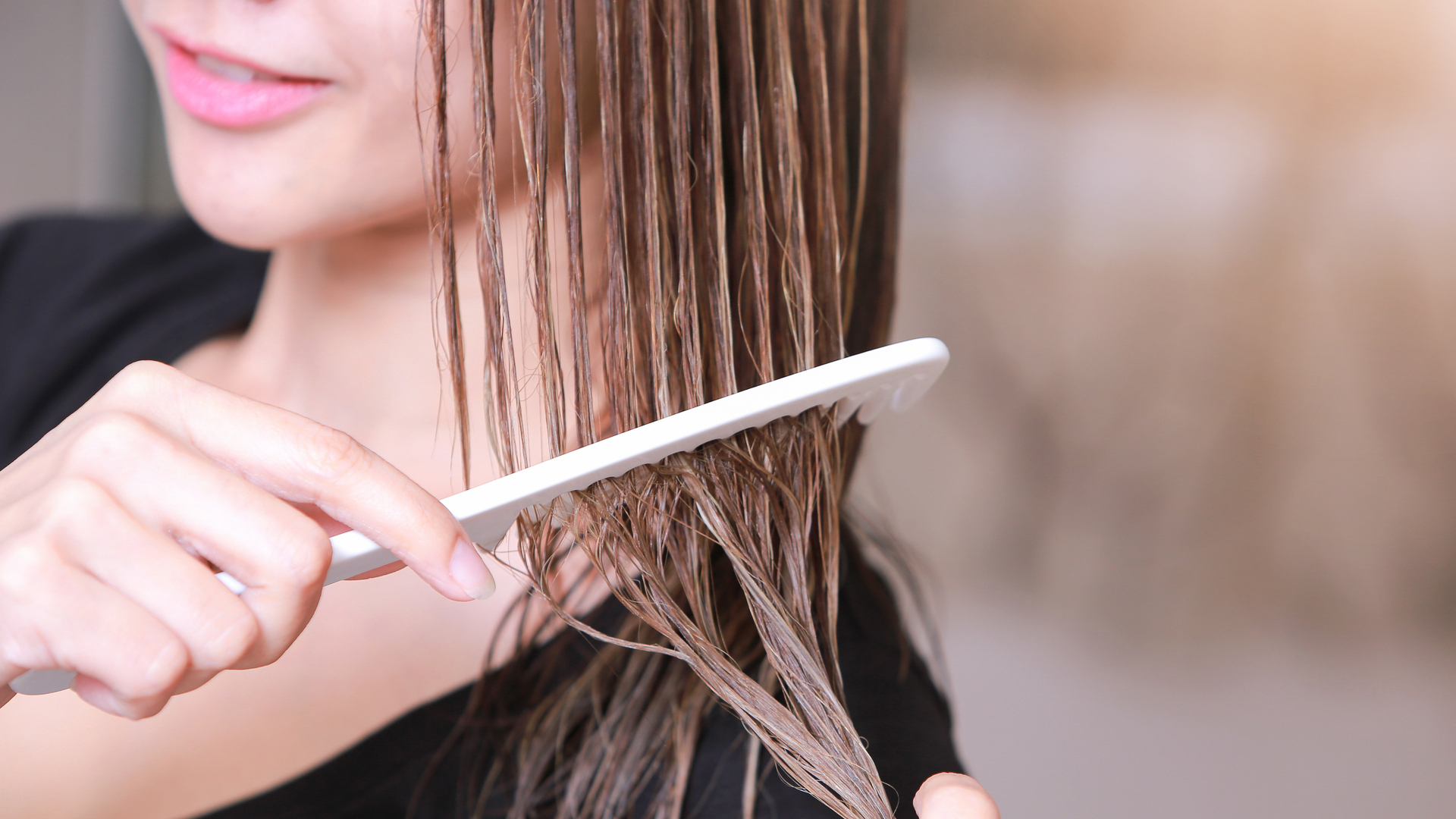 Πώς να εφαρμόζεις τη μάσκα μαλλιών για να κάνει δουλειά