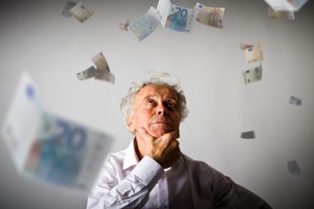 Οι οικονομικές δυσκολίες γερνούν τον εγκέφαλο – Σε ποια ηλικία επιταχύνεται η βλάβη