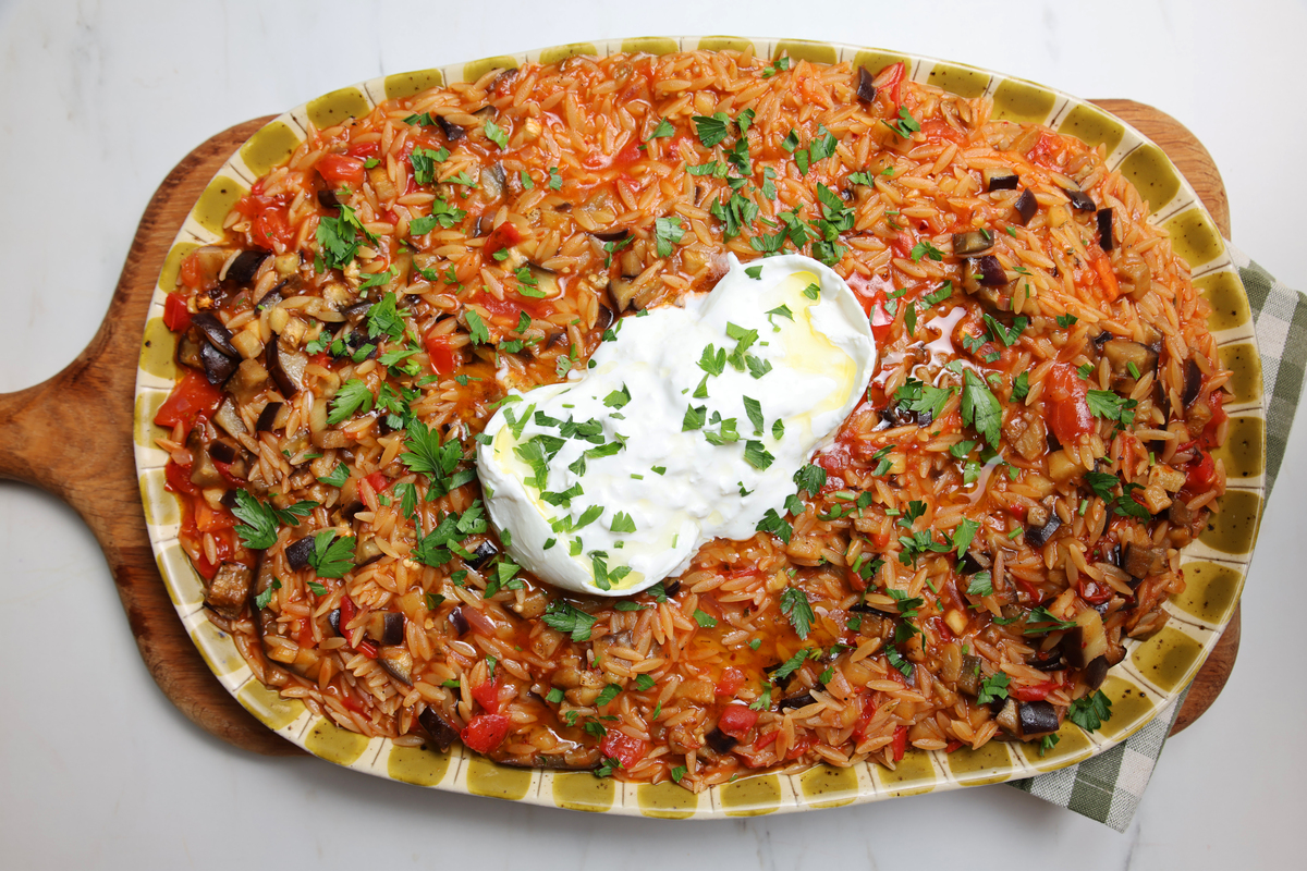 VIDEO: Κριθαράκι με μελιτζάνες και burrata – Το απόλυτο καλοκαιρινό πιάτο