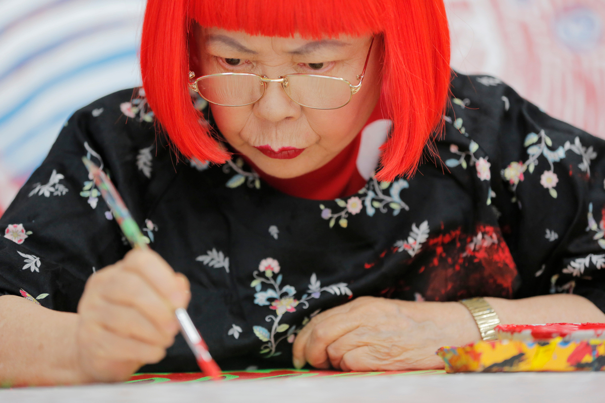 Η Yayoi Kusama δε θα ξαναντύσει τα σκοτάδια της με πολύχρωμα πουά