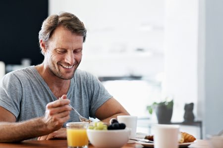 Τι να τρως για να προστατεύεις τα «καλά» βακτήρια στο στόμα σου