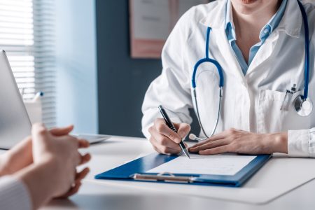 Παραπλανητικοί τίτλοι και ανύπαρκτες ιατρικές ειδικότητες: Ένας γιατρός εξηγεί τι να προσέχουμε