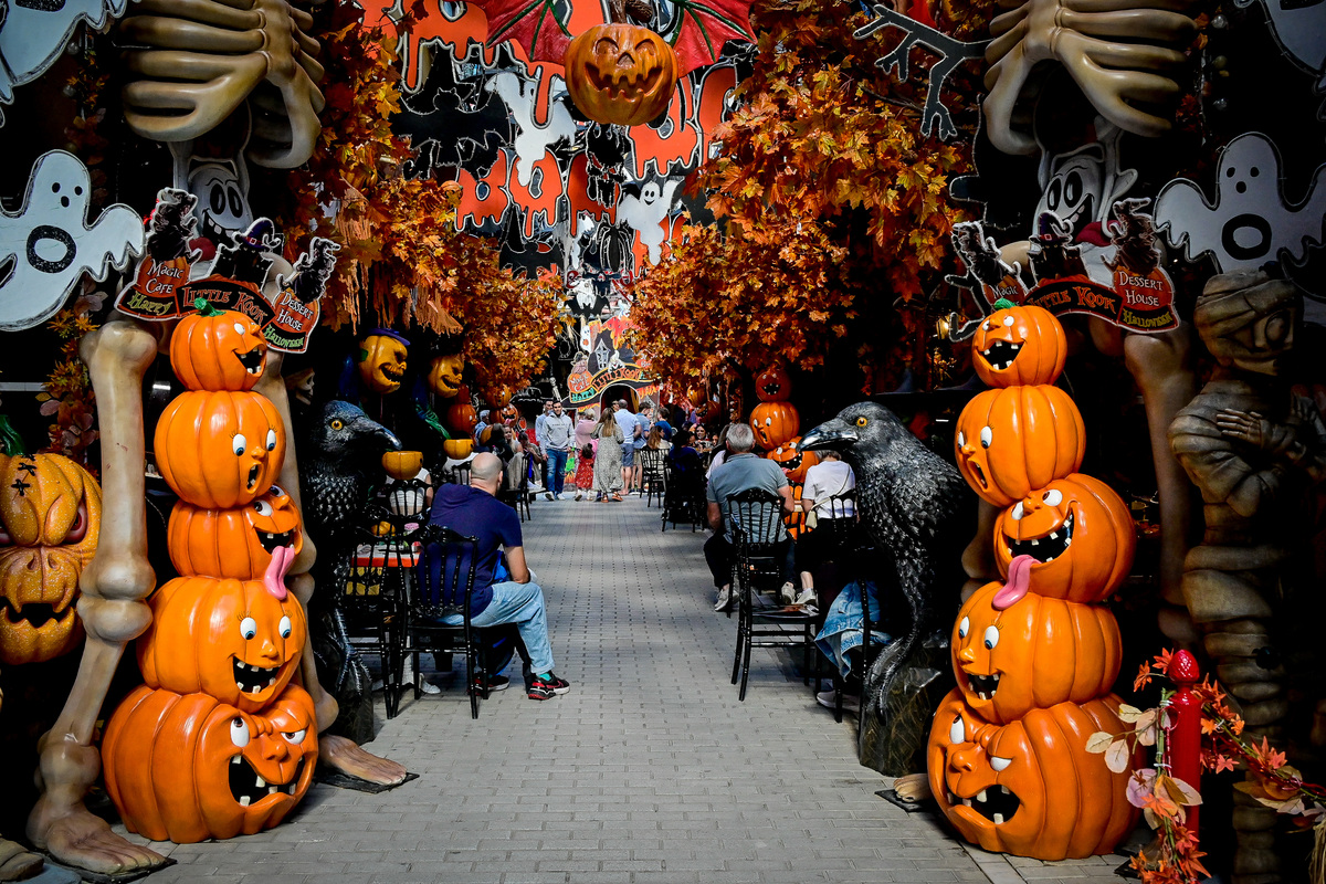 Γιατί τόσοι πολλοί ενήλικες λατρεύουν το Halloween;