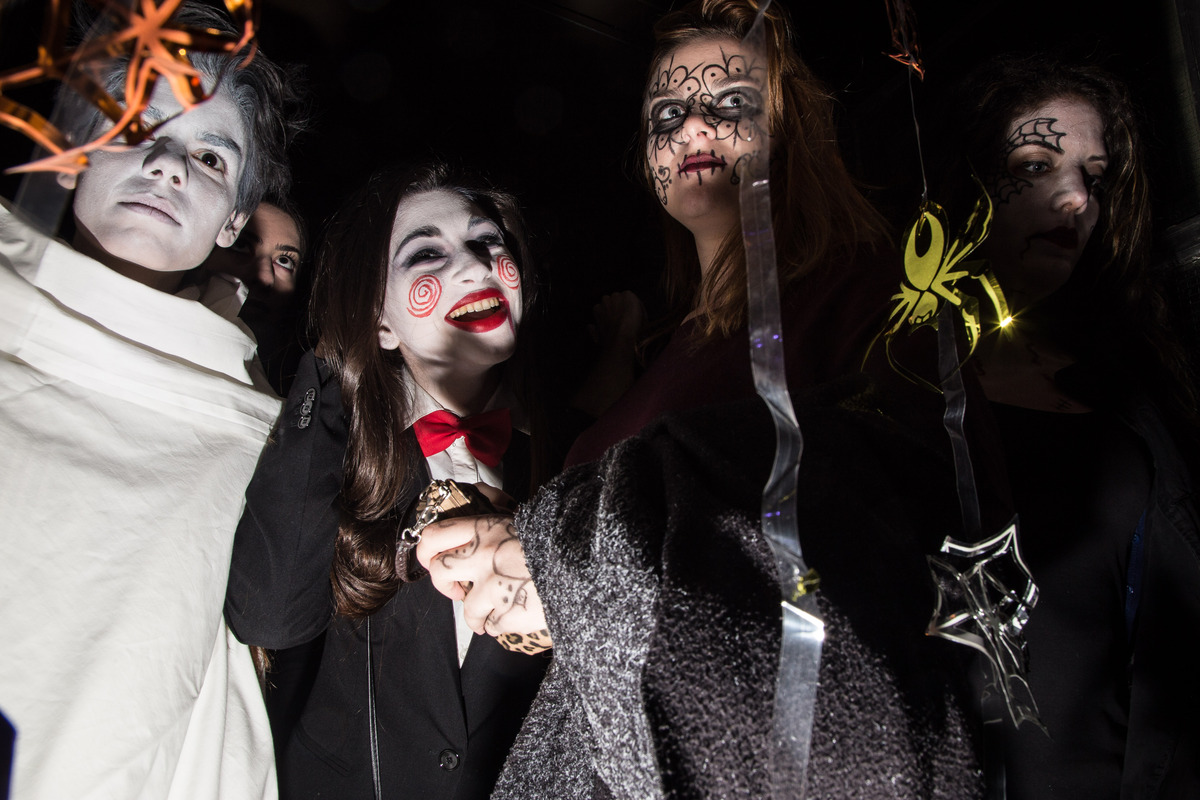 Γιατί τόσοι πολλοί ενήλικες λατρεύουν το Halloween;