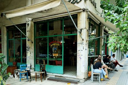 Η τελευταία μάζωξη στη Μουριά – Το ιστορικό καφενείο των Εξαρχείων κλείνει μετά από 111 χρόνια