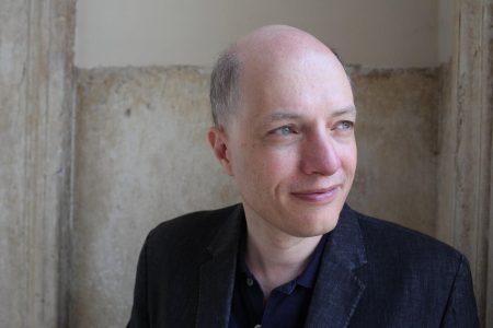 O Alain de Botton στο OW: «Είναι λάθος να συνδέουμε τον έρωτα με την ευτυχία»