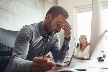 Πώς λύνεται η διαμάχη για τα φώτα οροφής στους χώρους εργασίας;