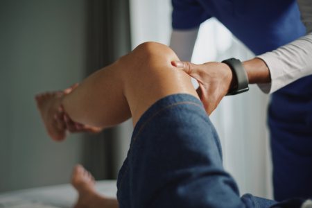 Πόνος στα γόνατα: Τι να κάνεις και τι να αποφεύγεις, σύμφωνα με ορθοπαιδικό χειρουργό