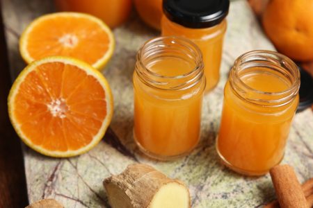 Συνταγή για πανίσχυρα ginger shots με χυμό πορτοκάλι, κανέλα και κουρκουμά