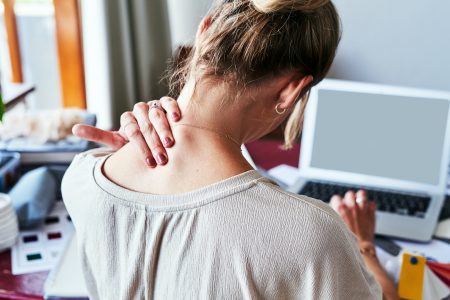 5 ασκήσεις που θα δυναμώσουν τον πιασμένο αυχένα σου