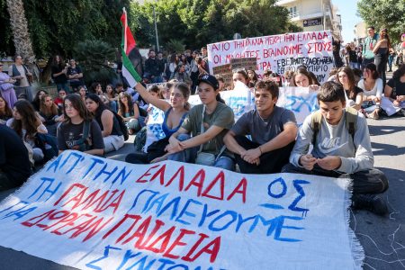 Τι θέλουν οι μαθητές και φωνάζουν;